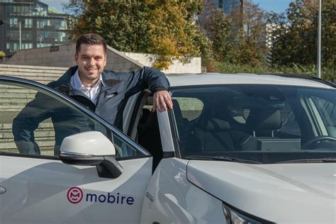 Nuotrauka, vaizduojanti skirtingus žmones besinaudojančius automobilių nuomos paslaugomis (turistus, šeimas, verslo žmones)