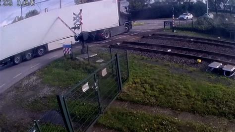 karinio sunkvežimio ir traukinio susidūrimo vieta Prancūzijoje