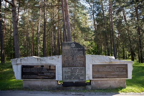 Panerių memorialo panorama su paminklais ir žudynių duobėmis