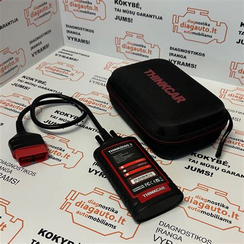 Vaizdas, kuriame meistras automobilyje tikrina techninę būklę su diagnostikos įranga.