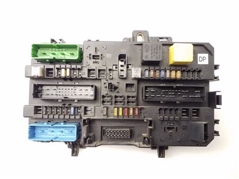 Scheminė diagramą su saugiklių ir relių išdėstymu po variklio dangčiu (OPEL SIGNUM)