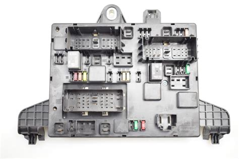 Scheminė diagramą su saugiklių ir relių išdėstymu bagažinėje (OPEL SIGNUM)