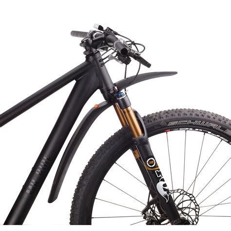 SKS SHOCKBOARD XL purvasaugis, parodytas ant kalnų dviračio su plačia padanga
