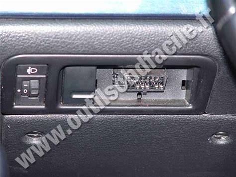 schematinis Peugeot 406 OBD jungties vaizdas po prietaisų skydeliu