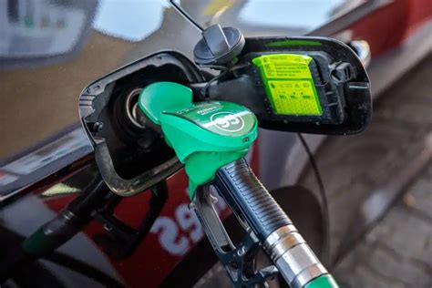 Schematinis vaizdas, kaip benzinas kenkia dyzeliniam varikliui ir atvirkščiai