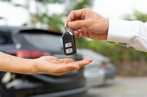iliustracija, vaizduojanti automobilių nuomos dokumentus ir raktus