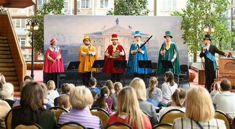Vaizdinė iliustracija, vaizduojanti vaikus, dainuojančius ir grojančius muzikos instrumentais.
