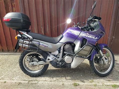 Nuotrauka, vaizduojanti Honda Transalp 600 važiuojantį bekelėje, akcentuojant jo pravažumą.
