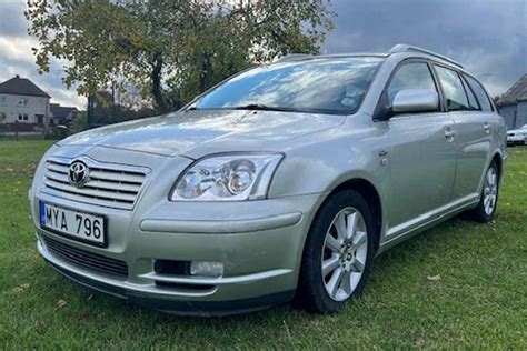 atnaujinto Toyota Avensis universalas priekis ir šonas