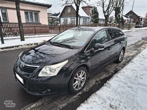 Toyota Avensis universalas su atidarytu bagažinės dangčiu