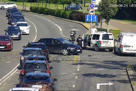 Jaunas motociklininkas, nukentėjęs avarijoje, ir policijos pareigūnai apžiūri įvykio vietą.