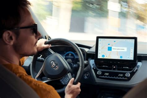 Iliustracija, vaizduojanti automobilio prietaisų skydelį su aktyvuota Android navigacijos sistema ir Google Maps