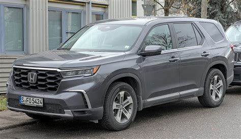 Įvairūs „Honda“ visureigių modeliai lauko sąlygomis
