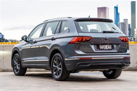 Infografika, lyginanti „Volkswagen Tiguan“ 2.0 TSI benzininio variklio degalų sąnaudas su turbodieseliniais variantais ir kitais panašios klasės automobiliais.