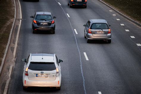 nuotrauka su skirtingomis transporto priemonėmis, besinaudojančiomis kelių mokesčių punktais Ispanijoje, parodyta mokėjimo būdų įvairovė