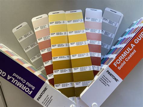 istorinė „Pantone“ spalvų vėduoklė