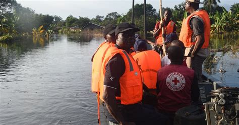 nuotrauka su gelbėtojais, ieškančiais dingusių žmonių Nigerijoje
