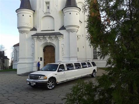 Įspūdingas baltas Hummer H1 limuzinas.