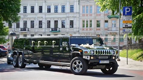 Juodas Hummer H2 limuzinas Vilniuje.