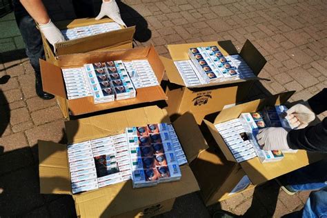 Nuotrauka su kontrabandinėmis cigaretėmis, rastomis Mažeikiuose