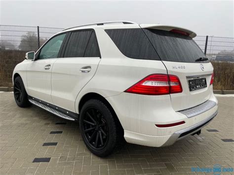 Mercedes-Benz ML 400 su atidarytu variklio skyriumi, pabrėžiant transmisijos sritį