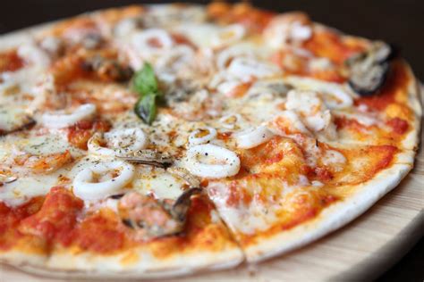 Nuotrauka su itališkais patiekalais: pica, pasta, jūrų gėrybės