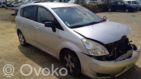 Schema, iliustruojanti skirtingų Toyota Corolla Verso kartų (E121 ir AR10) priekinių žibintų dizainą ir tipus.