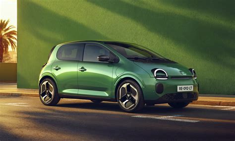 Šiuolaikinio „Renault Twingo E-Tech electric“ dizaino eskizas arba studijinė nuotrauka