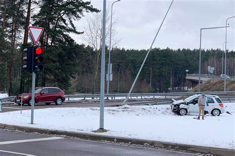 sugadintas automobilis po avarijos, kurioje automobilis nulėkė nuo kelio