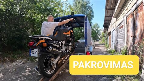 Vaizdingas Kretos pakrantės kelias su motociklu