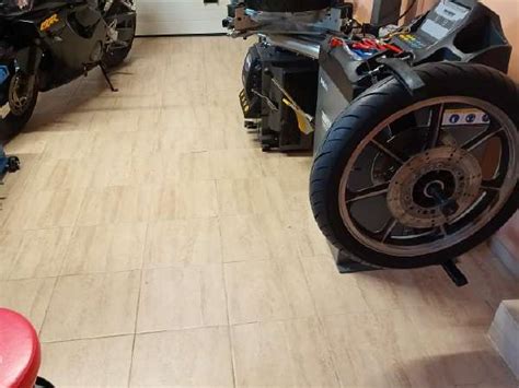 Įvairūs motociklų, motorolerių ir keturračių parkavimo aikštelėje