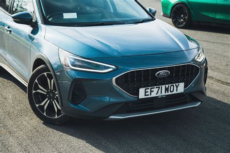 infografika, vaizduojanti skirtingas Ford Focus saugiklių dėžučių vietas priklausomai nuo kartos