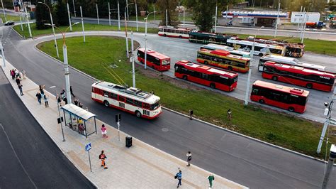 Troleibusas remontuojamas troleibusų parke