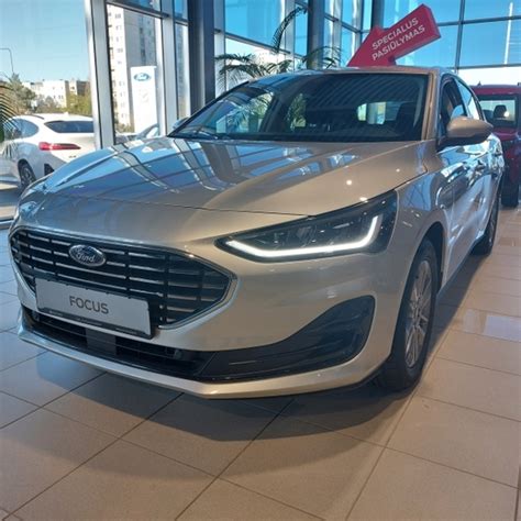 Modernus „Ford“ automobilių salonas su išskirtiniu apšvietimu ir klientų zona