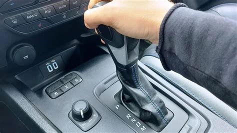 Infografika, paaiškinanti, kada verta naudoti žemesnes pavaras automatinėje pavarų dėžėje