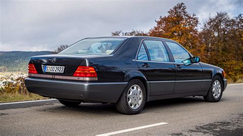 Klasikinis 1996 m. Mercedes-Benz S 300 W140 TD automobilis iš priekio