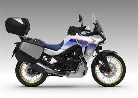 Honda Transalp su sumontuotais kelioniniais lagaminais ir apsaugomis