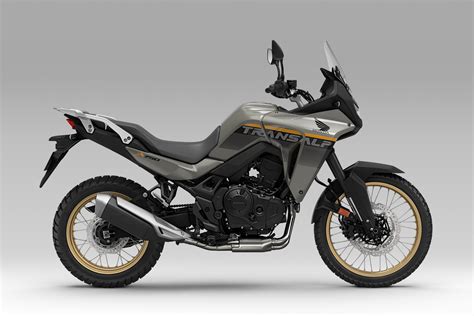 Honda Transalp su įvairiomis papildomomis aksesuarų detalėmis, skirtomis kelionėms