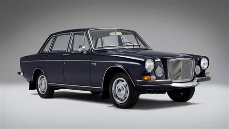 Nuotrauka, vaizduojanti skirtingų Volvo V70 kartų dizaino evoliuciją ir pagrindinius modelius