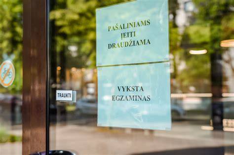 Tematinė nuotrauka apie prekybos patikrinimus ir kvitų išdavimą