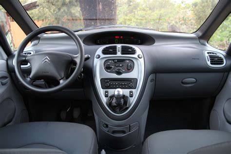 Infografika: žingsniai keisti halogeninę lemputę Citroën Xsara Picasso