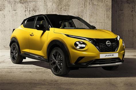 Nissan Juke automobilio nuotrauka su auto mokyklos ženklais