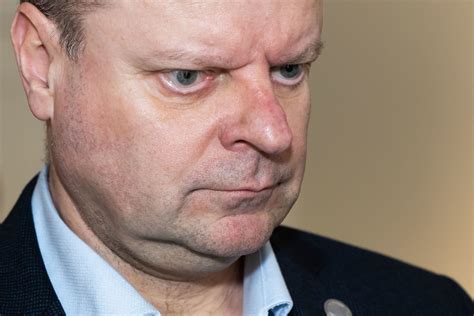 Ramūno Karbauskio portretas, kalbantis apie pasitraukimą iš politikos