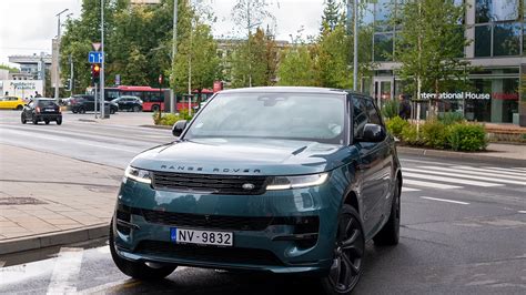 Teminė nuotrauka su naujuoju Range Rover modeliu Vilniaus gatvėje