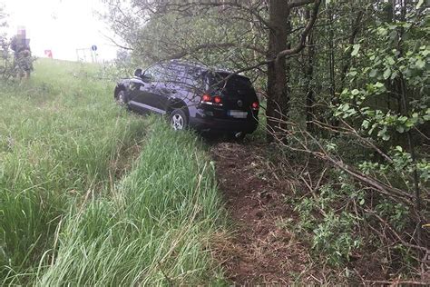 Nuotrauka su pasieniečių tarnybiniu visureigiu, persekiojančiu automobilį