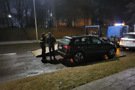 Nuotrauka, vaizduojanti automobilį, gabenamą ant techninės pagalbos sunkvežimio