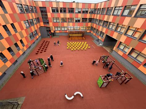 mokyklos kiemelis papuoštas žibintais