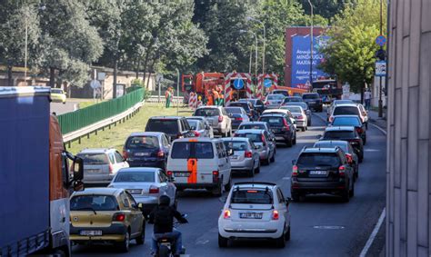 Kinijos didmiesčio gatvė piko metu su daugybe automobilių ir pėsčiųjų