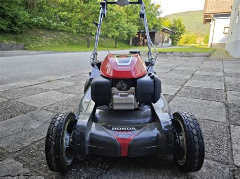 „Honda HRX“ vejapjovės nuotrauka, rodanti jos dizainą ir funkcijas