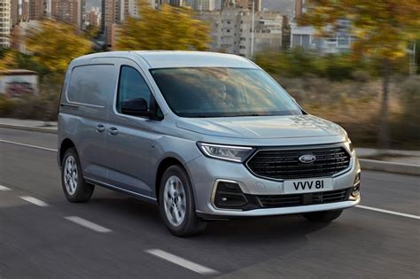 Ford Transit Connect interjero nuotrauka su akcentu ant modernios panelės ir sėdynių